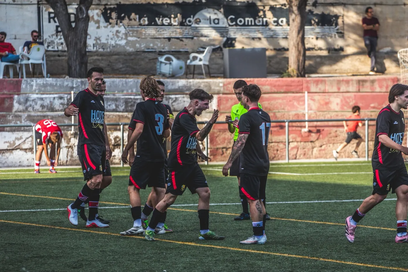 Celebració d'un gol del CF Santa Bàrbara la camp de JE Flix.