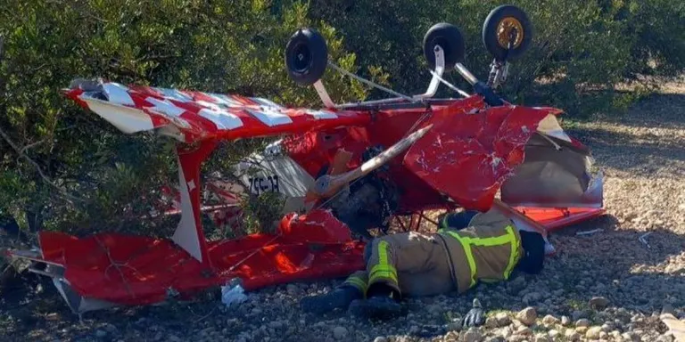 Una avioneta s’estavella en una zona agrícola de Vallmoll