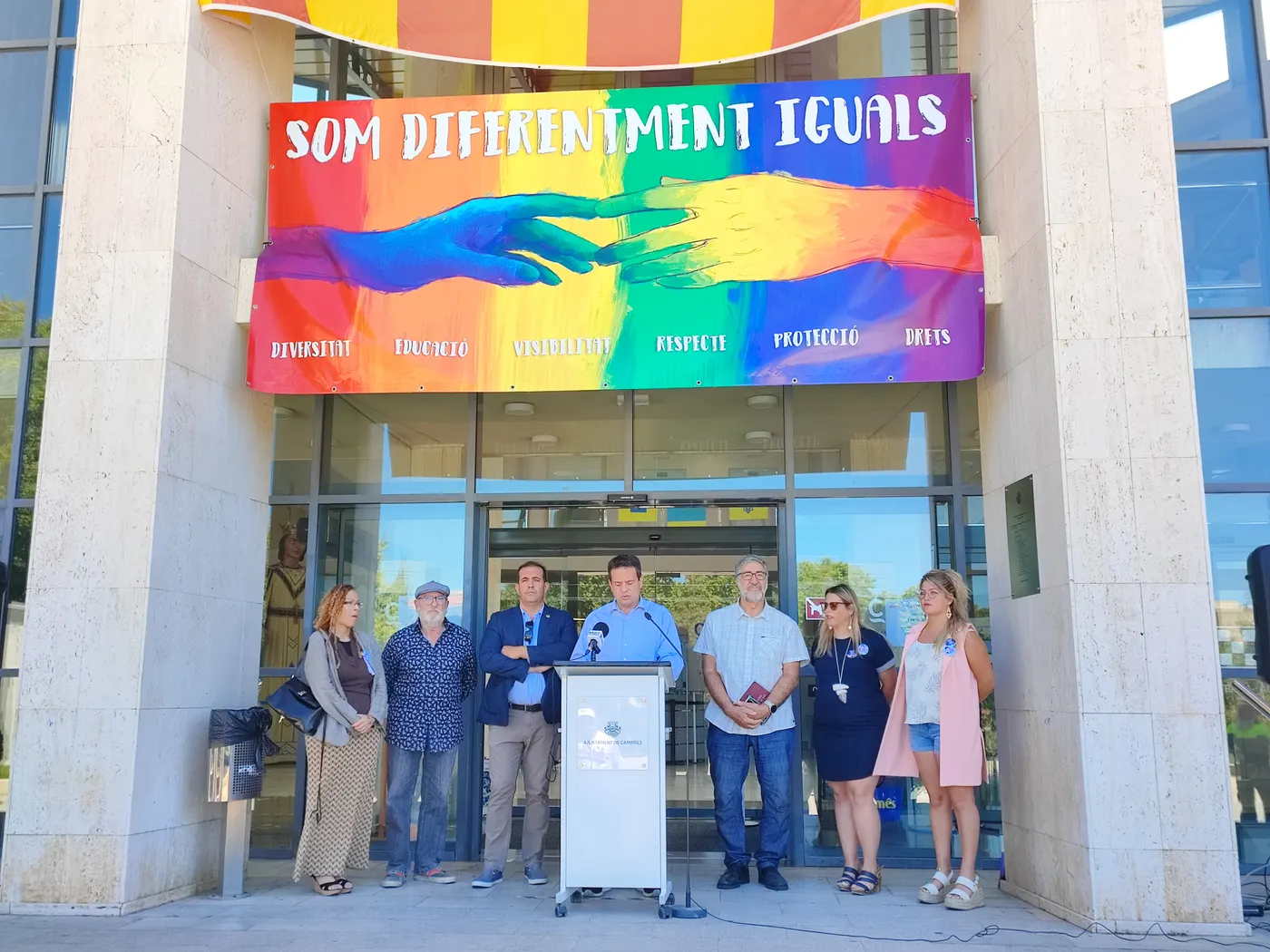 Cambrils commemora el Dia de l’Orgull LGTBI amb una concentració davant l’Ajuntament