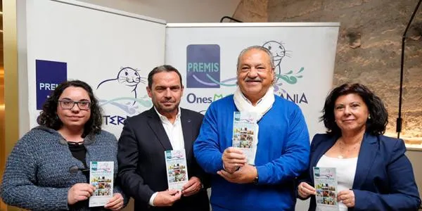 La gent gran del Centre de dia Marinada de Roda de Berà participa en el disseny d'un obsequi dels Premis Ones