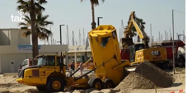 Comencen a extreure els primers camions de sorra de Torredembarra per dur-los a Altafulla