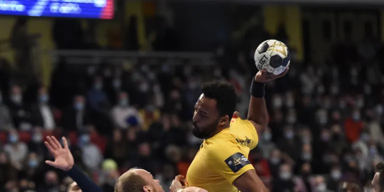 El Barça empata a la visita contra el PSG (28-28)