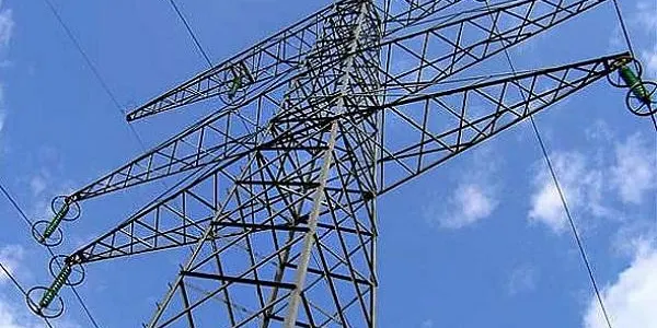 Endesa reforma una línia elèctrica de la zona costanera de Creixell