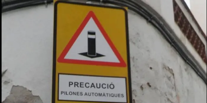 Els veïns del carrer de la Perera es queixen de l’incivisme en el punt on hi ha la pilona