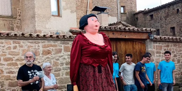 Freixinet recupera la geganta Clotilde de la mà del seu creador, Manel Ariza