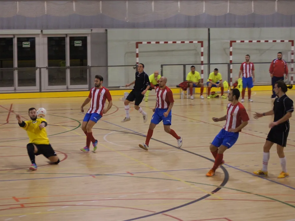 Una rematada d'Isma qui, al final, aconseguiria el gol de la victòria rubinenca