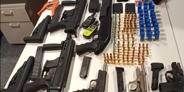 Condemnen dos homes a tres anys i mig de presó per tenir un arsenal d’armes a Torredembarra