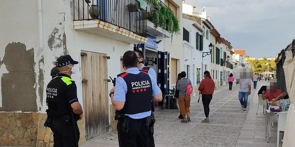 La Policia Local d’Altafulla denuncia 14 persones per no dur mascareta i 17 per fer “botellón”