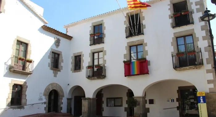 La bandera de l'Arc de Sant Martà llueix a la balconada de l'Ajuntament ( Foto: Aj. d'Arenys de Ma