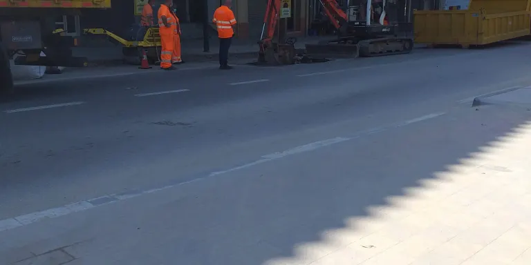 Avui hi ha obres a la carretera per arreglar sots a l'asfalt