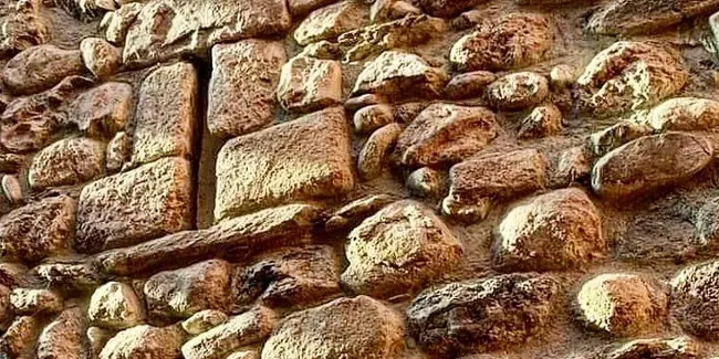 L'Espai Ermengol proposa una visita guiada a les muralles de la Seu medieval