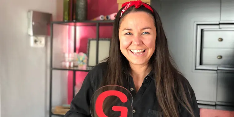 Las cajas personalizadas de la utrerana María Piñero, triunfadoras de un certamen para emprendedores de Coca-Cola