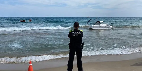 S’enfonsa parcialment una embarcació davant del Club Marítim Altafulla