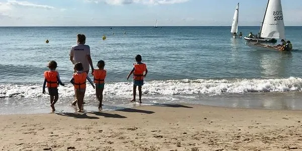 Els infants i els adults s’engresquen amb l’inici dels casals i cursos de vela del CM Altafulla