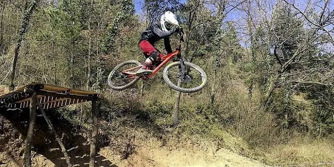 Victòria d'Oriol Cuadrat i vuitè lloc de Sergi Cuadrat a la Mini DH de Vilajuïga