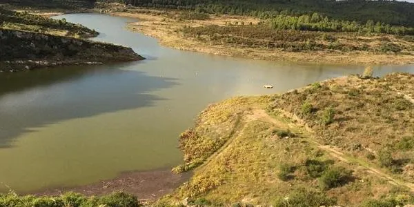 La pluja fa créixer el cabal del riu Gaià i deixa un paisatge espectacular a la platja de Tamarit