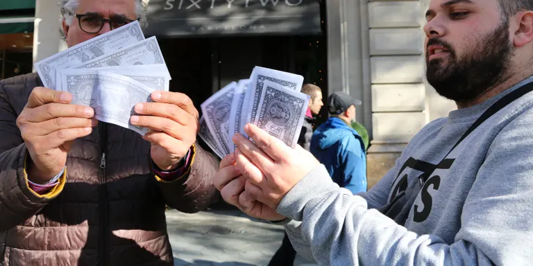 Élite Taxi denuncia que hi ha hotels que pacten comissions amb taxistes per cobrar més del que és legal als turistes