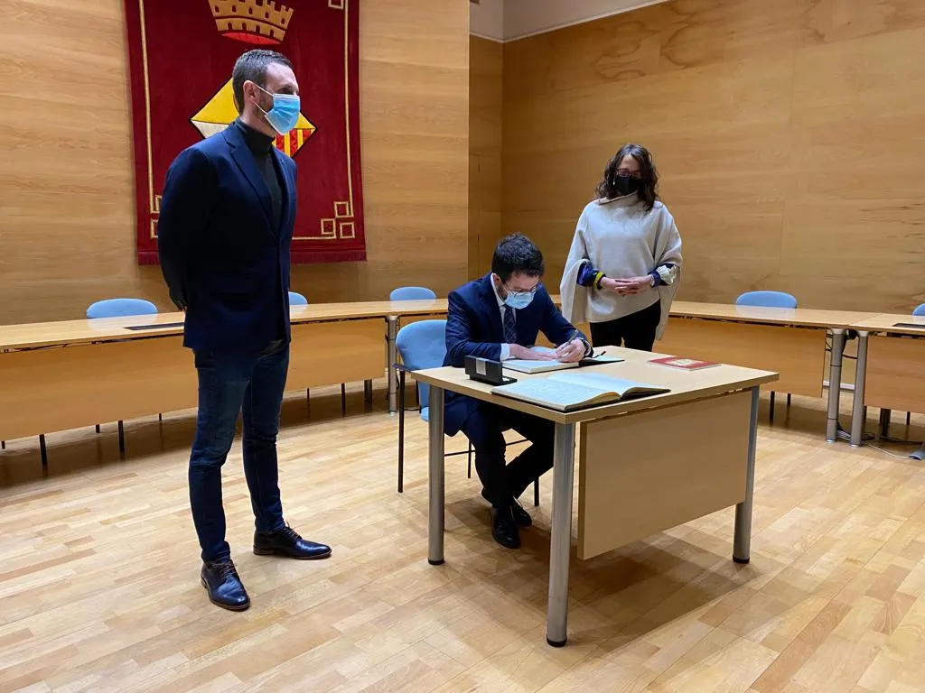 Pere Aragonès protagonitza la primera visita oficial d'un president de la Generalitat a Caldes en 37 anys