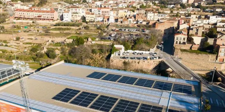 L’Ajuntament aprova inicialment quatre instal·lacions fotovoltaiques més en equipaments públics