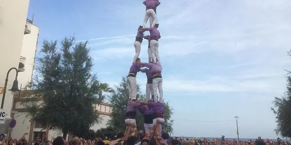 Els Castellers d’Altafulla completen una bona actuació a la diada de Sant Joan a Baix a Mar de Torredembarra