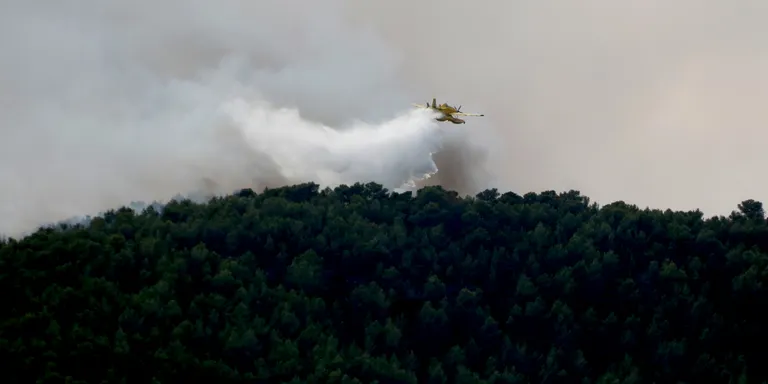 ACTUALITZACIÓ: Els Bombers preveuen controlar dimarts al matí el foc d'Aiguamúrcia