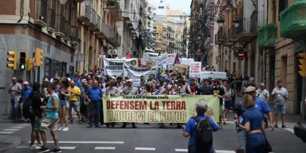 Unes 4 mil persones participen en la manifestació a Tarragona per demanar la paralització del projecte Hard Rock
