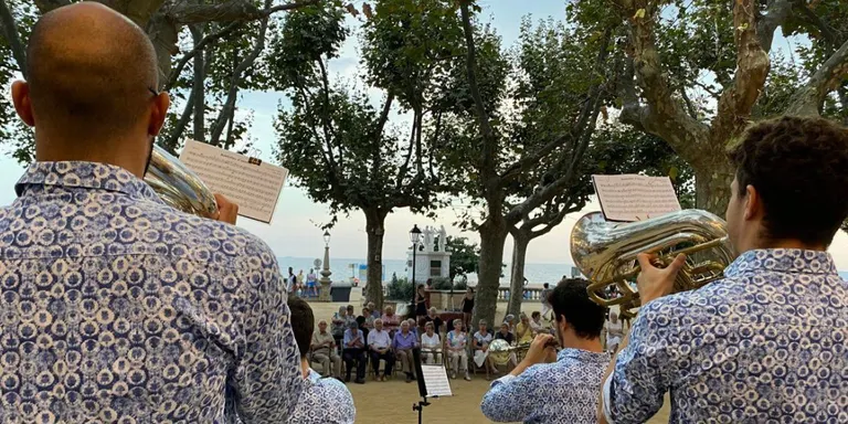 COBLEJANT: 5 poblacions veïnes a l’Alt Maresme fan sardanes el mateix dia a la mateixa hora durant l’estiu
