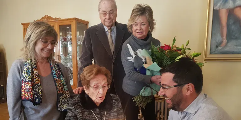 L'Ajuntament de la Seu d'Urgell felicita Maria Miralles Riera pel seu 100è aniversari