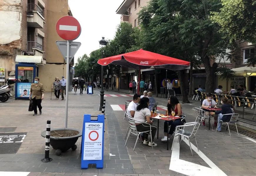 Més de 60 comerços de l'avinguda Pi i Margall reclamen que es reestableixi el trànsit de vehicles en aquest vial, com a mínim els dissabtes al matí