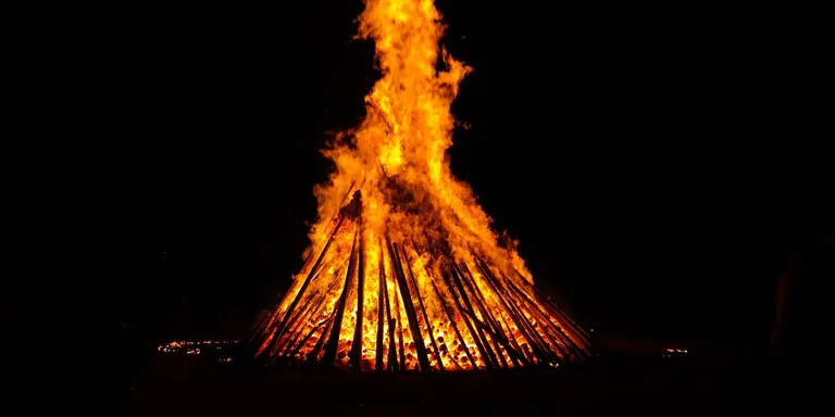 La Festa Major de Sant Pere es posa en marxa amb la flama del Canigó, la revetlla de Sant Joan i la regata popular