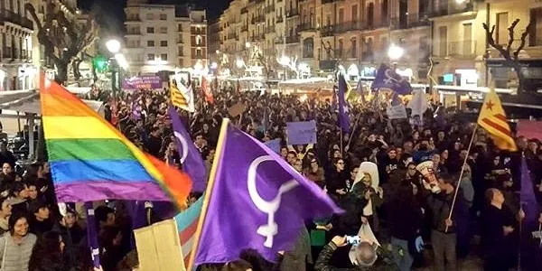 Els Castellers d’Altafulla se sumen a la manifestació de la Plataforma 8M del Camp de Tarragona