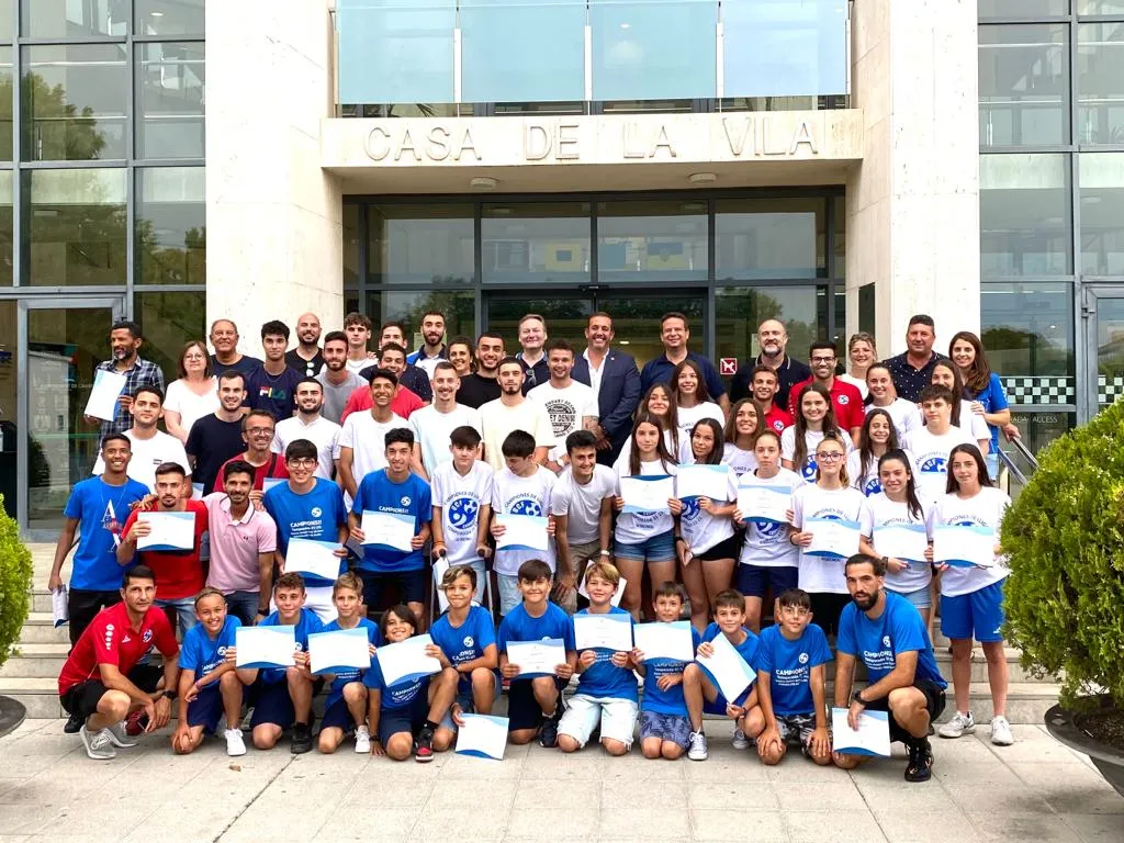 Els equips del Cambrils Unió que han assolit l’ascens, rebuts per l’Alcalde i la regidora d’Esports