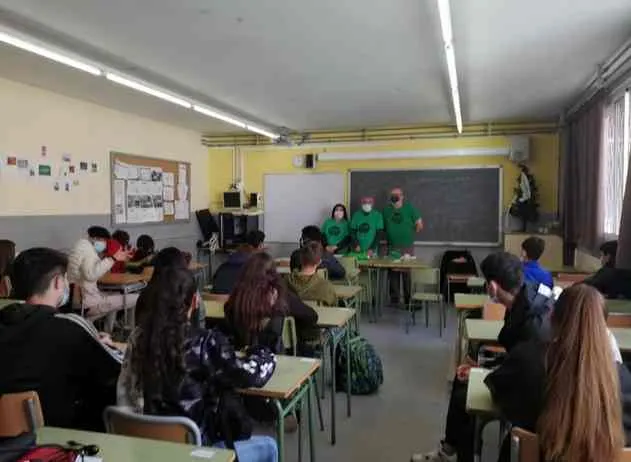 Visita de la PAH Maresme Nord als alumnes de l'Institut Euclides