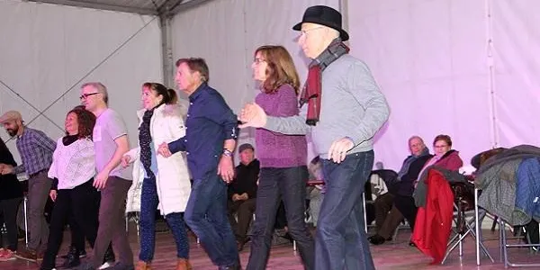 Una seixantena de persones ballen a ritme de swing a l’envelat del parc del Comunidor d’Altafulla