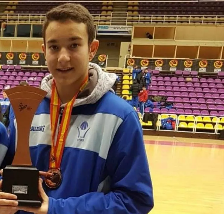 El pinedenc Guillem Sierra i Gibert, medalla de bronze amb la selecció catalana al campionat estatal de bàsquet