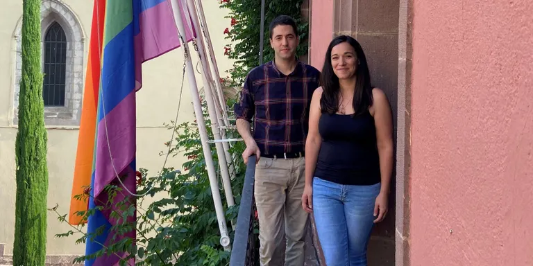 La bandera LGTBIQ+ llueix al balcó de l’Ajuntament de la Seu d'Urgell amb motiu del Dia de l’Orgull