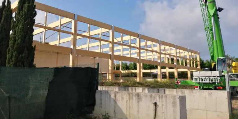Ja és visible l'estructura de la coberta de la piscina