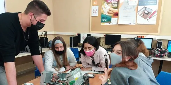 Vallsgenera organitza un taller pràctic de manipulació i trasllat de càrregues amb transpaleta manual