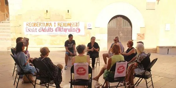 Les exprofessores de l'Escola d'Adults d'Altafulla exigeixen ser readmeses per iniciar el nou curs