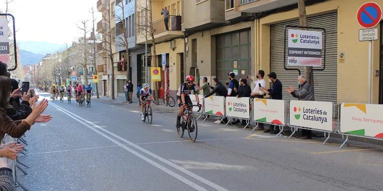 Adam Yates manté el liderat de l'edició 100 de la Volta a Catalunya a l'etapa reina, amb esprint intermedi a la Seu d'Urgell
