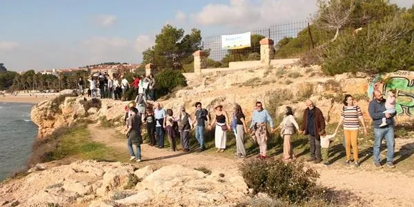 Unes 200 persones formen una cadena humana contra el nou camí de ronda entre Arrabassada i Savinosa