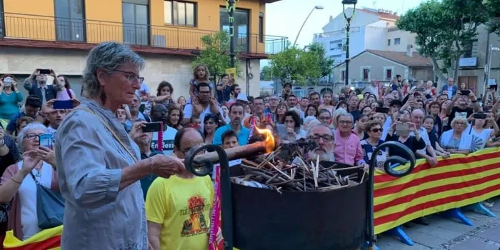 La plaça de l’Ajuntament s’omple per l’arribada de la Flama del Canigó