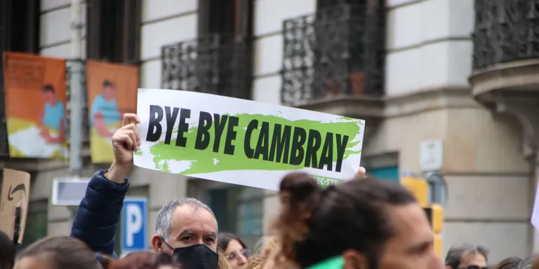 Els docents tanquen cinc dies de vaga amb una nova manifestació pel centre de Barcelona