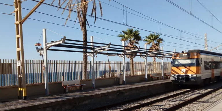 Renfe està rehabilitant les marquesines de l’estació de Vilassar de Mar