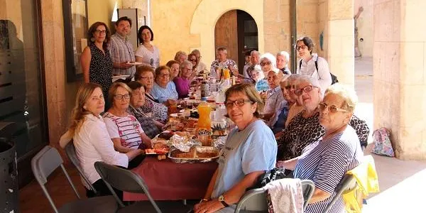 La gent gran d’Altafulla comparteix experiències durant el berenar de Primavera