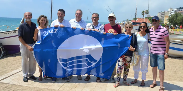 Pineda hissa les banderes blaves i presenta les platges temàtiques en la Festa d'Estiu