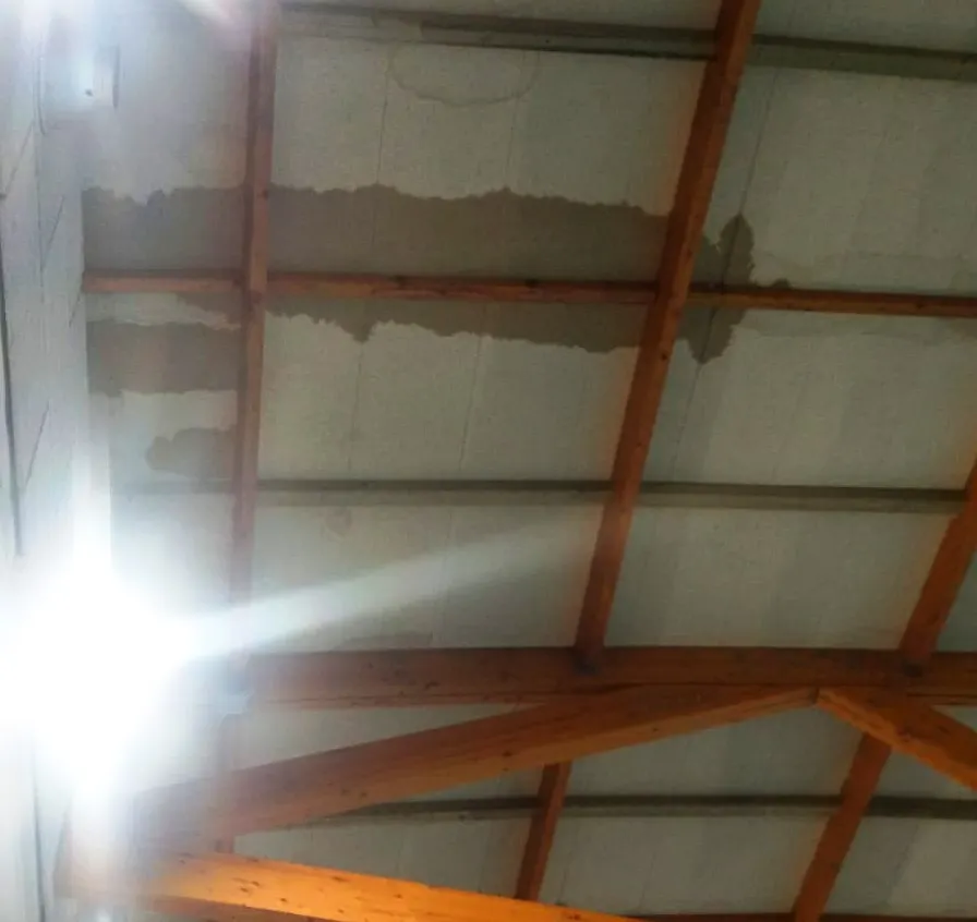 La piscina de Can Xaubet, tancada aquest dimecres a causa dels degoters de la coberta