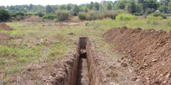 Avancen els tràmits perquè s'ampliï la canalització de l'aigua de la rasa sota la via, a Altafulla, aprofitant l'aturada ferroviària