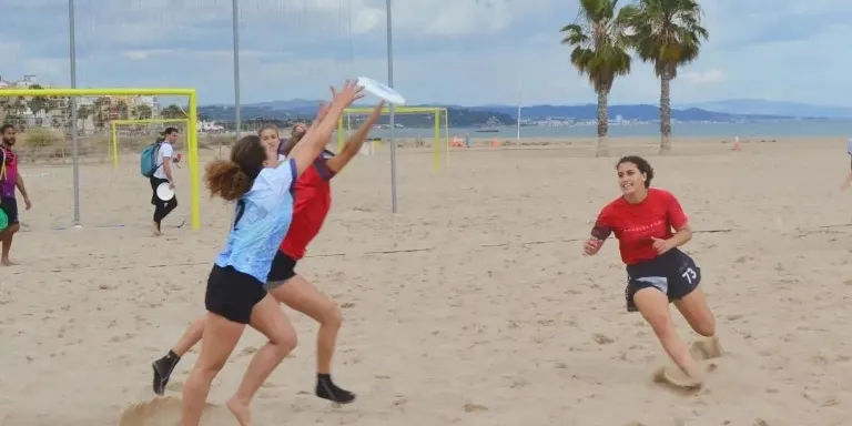 La platja de la Paella, escenari d'un campionat internacional de frisbee