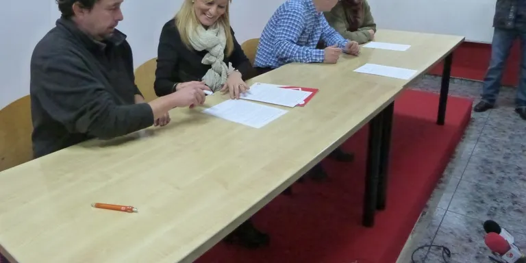 PSC, ERC i AUP es comprometen a consolidar la plantilla municipal
